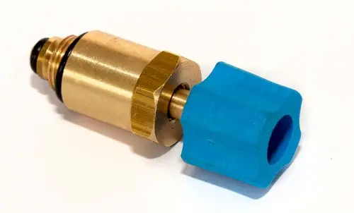 Daikin Ventil aus Messing mit blauer Kunststoffabdeckung. Teil für eine Heizungsanwendung, möglicherweise zur Regulierung von Gas- oder Wasserfluss.